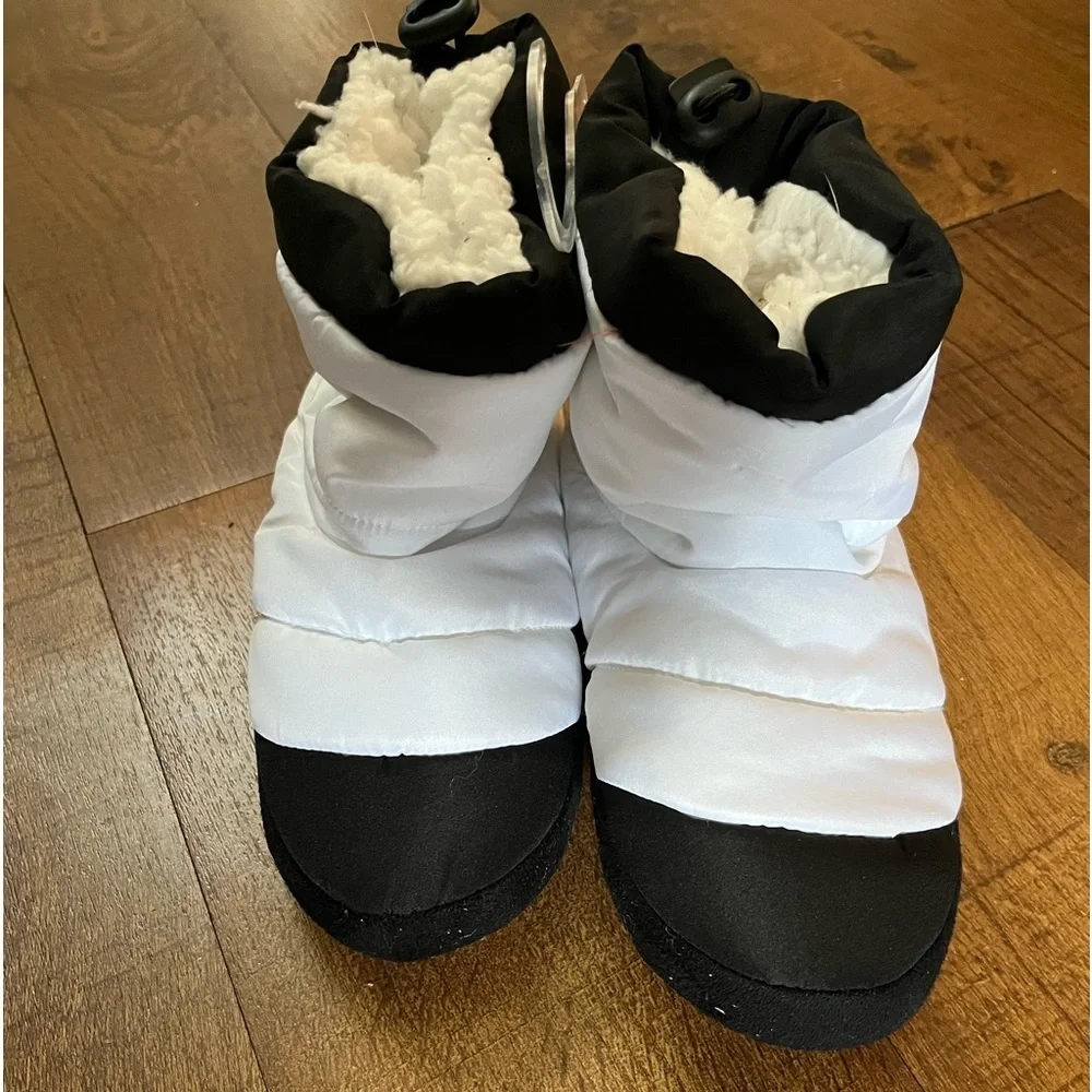 Nwot big kids unisex boy girl space slipper booties Sz 4/5 black white
